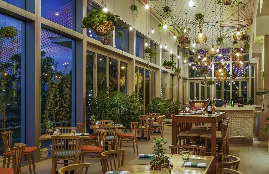 Grand Mercure Danang - 10 Minutes To Airport & 200M To Bach Dang Walking Street-1