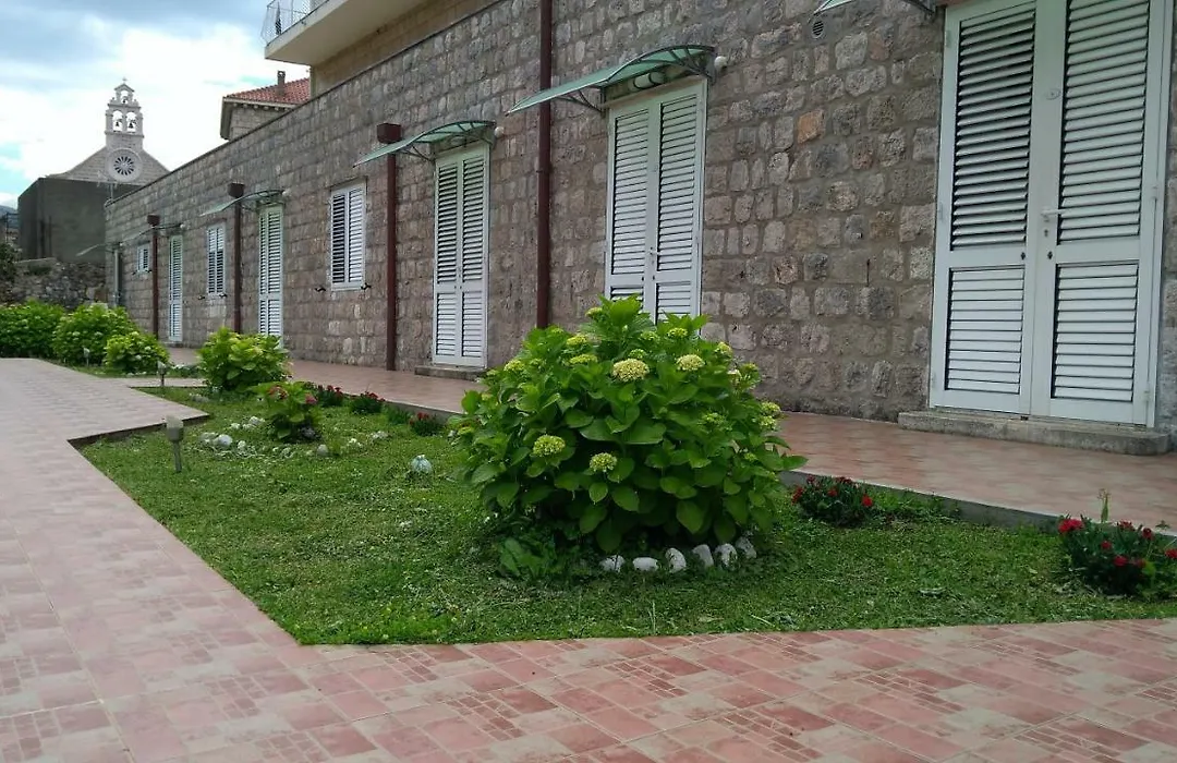Guest House Eight Roses-1