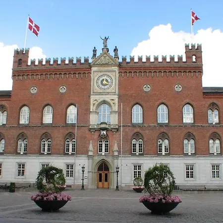 City House With Terrace, Garden And Free Parking-3