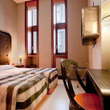 Orange Hotel-3