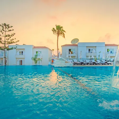 New Famagusta Hotel & Suites-3