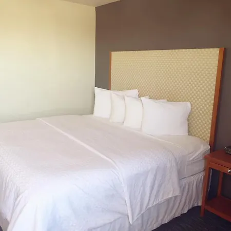 Travelodge By Wyndham Edmonton West-3