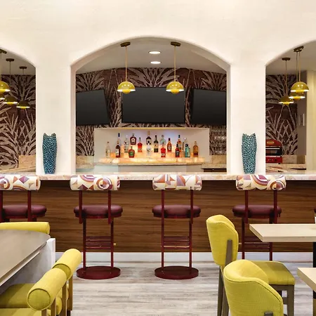 Hampton Inn Tropicana-2