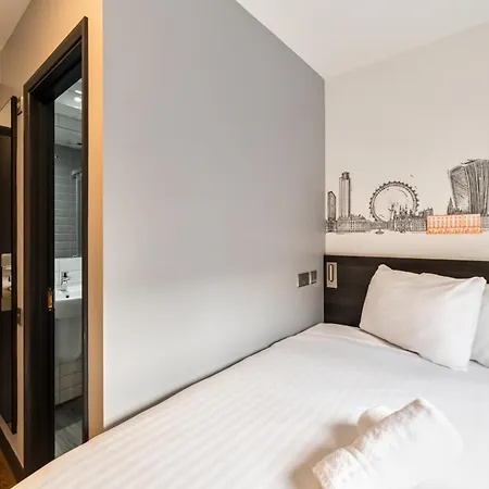 Easyhotel Victoria-3