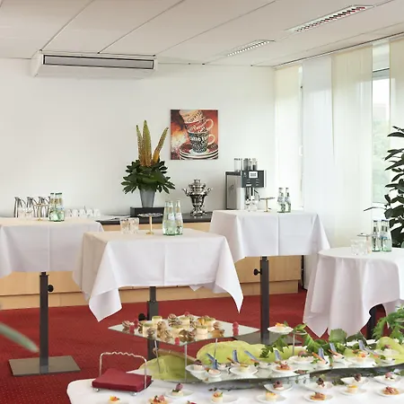 Wyndham Hannover Atrium-3