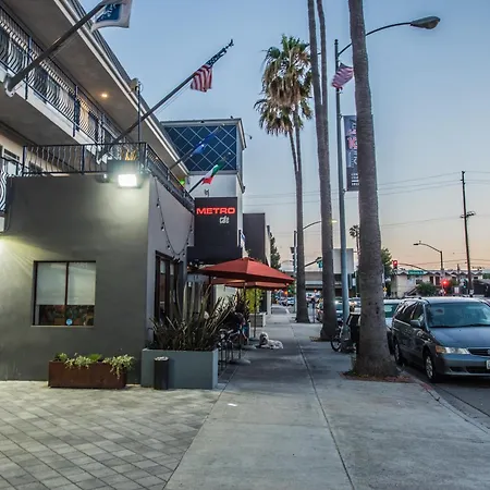 Travelodge By Wyndham Culver City-3