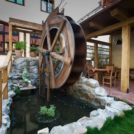 Hotel Selsky Dvur - Bohemian Village Courtyard-3