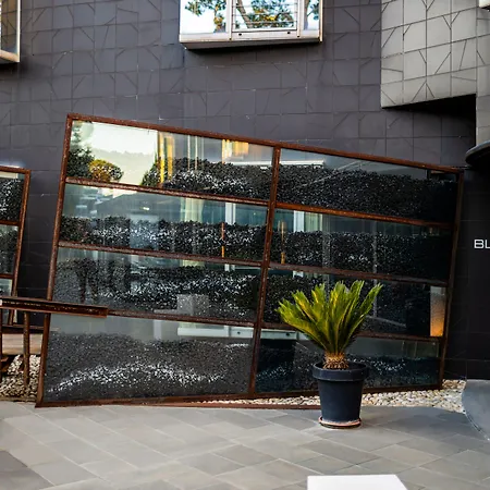 Black Hotel-2