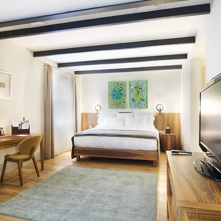 Tomtom Suites-3