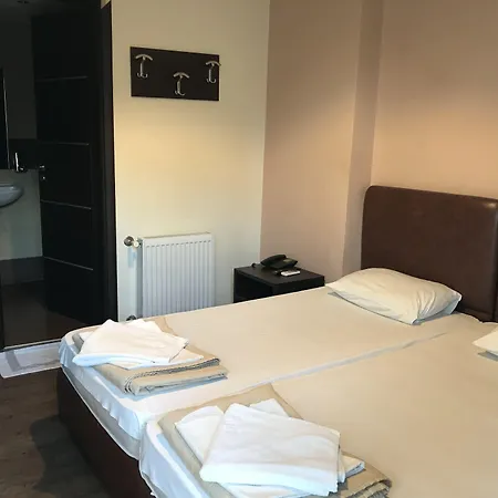 Pella Inn Hostel-2