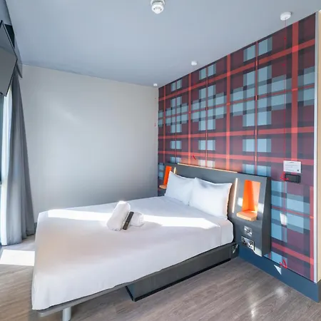 Easyhotel Dublin-2