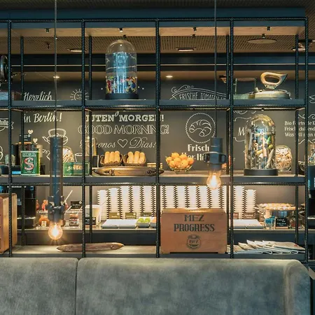 Motel One Berlin-Alexanderplatz-2