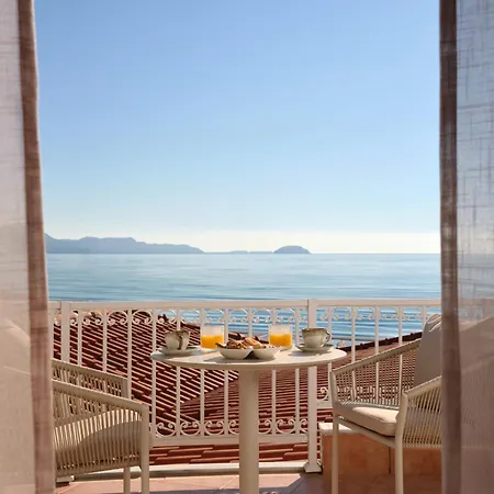 C'Est La Vie - Beachfront Accommodation-3