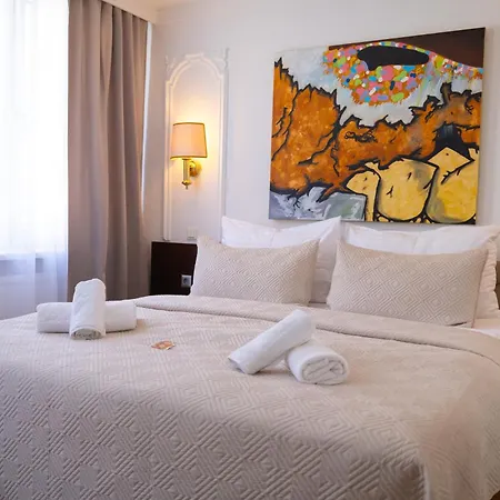 Hotel Attache-3