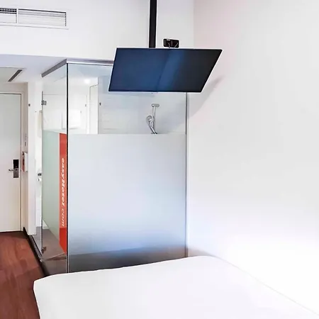 Easyhotel Amsterdam City Centre South-3