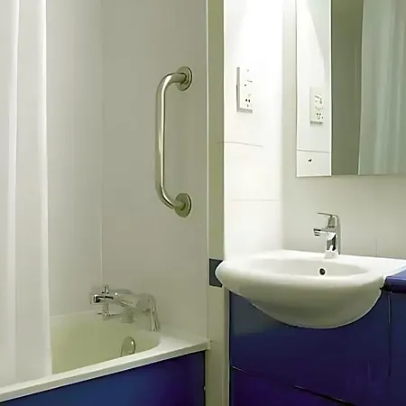 Travelodge Aberdeen Central-3