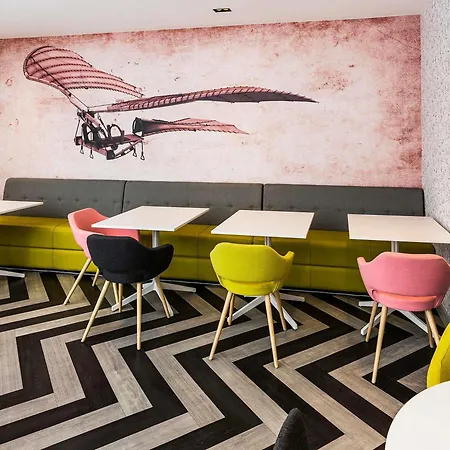 Ibis Styles London Heathrow Airport-3