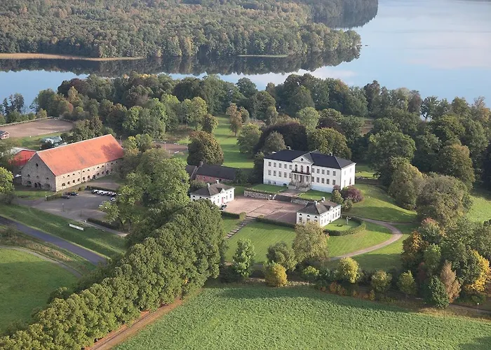 Naeaes Slott Pensionat Floda 