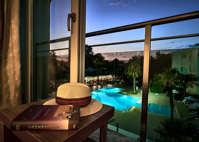 Maya Golf Hotel (Adults Only) Side