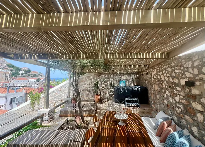 Portadelmare Deluxe Suites Ýdra