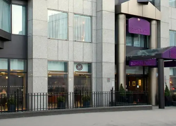 Ensuite In Prescot Street, London