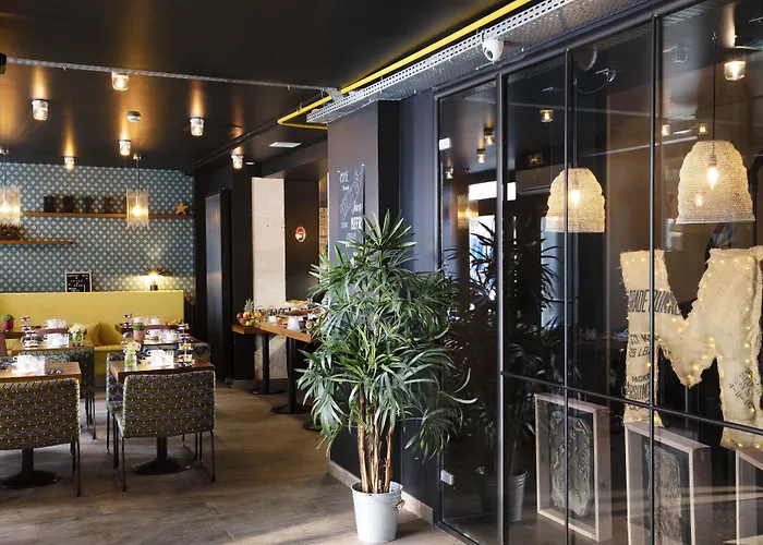 Hotel Maxim Folies Paris