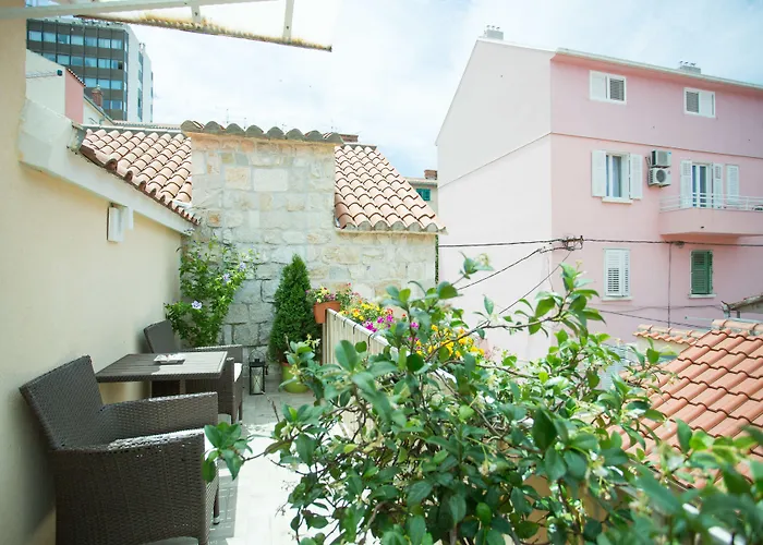 House Sandra Split