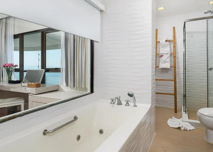 Jomtien Palm Beach Hotel & Resort - Family-Friendly Pattaya