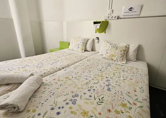 Central And Basic Universitat For Young Hostel Barcelona