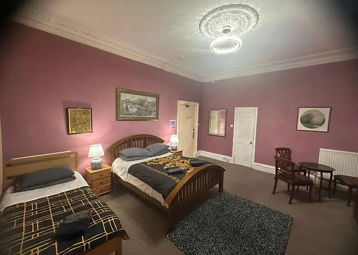 Ivy- Braveheart Guest House Edinburg