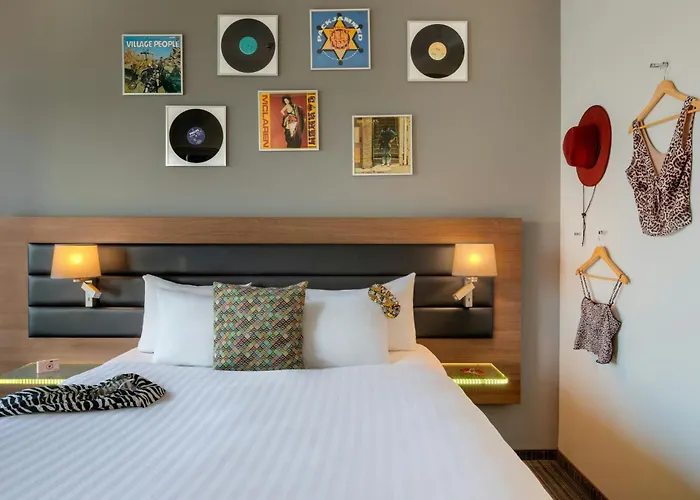 Moxy Amsterdam Houthavens Hotell