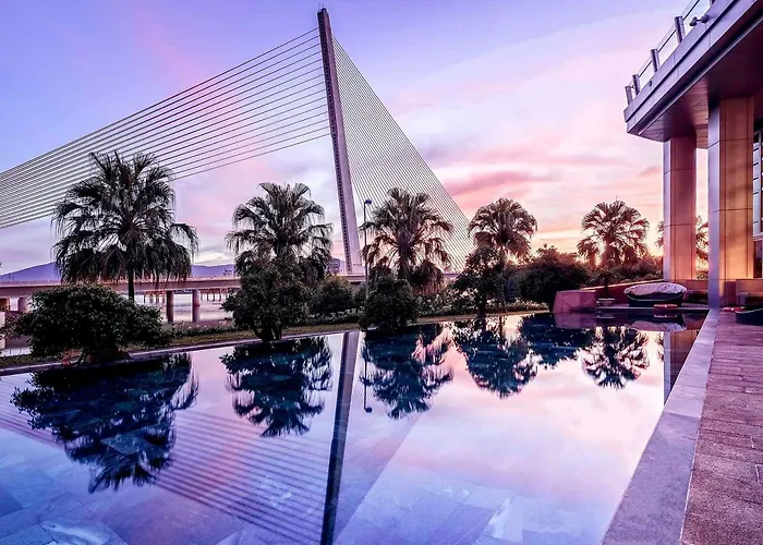 Grand Mercure Danang - 10 Minutes To Airport & 200M To Bach Dang Walking Street
